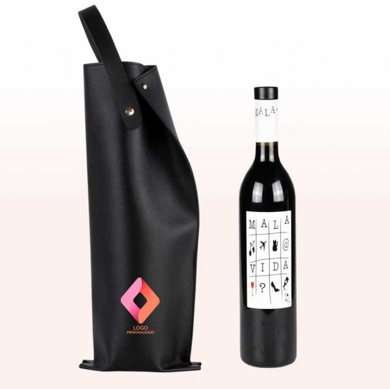 botella de vino con funda y logo