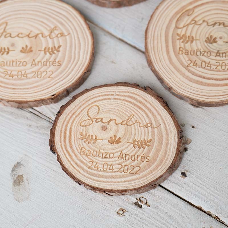 Rodajas de madera natural para grabar con logo para boda, bautizo